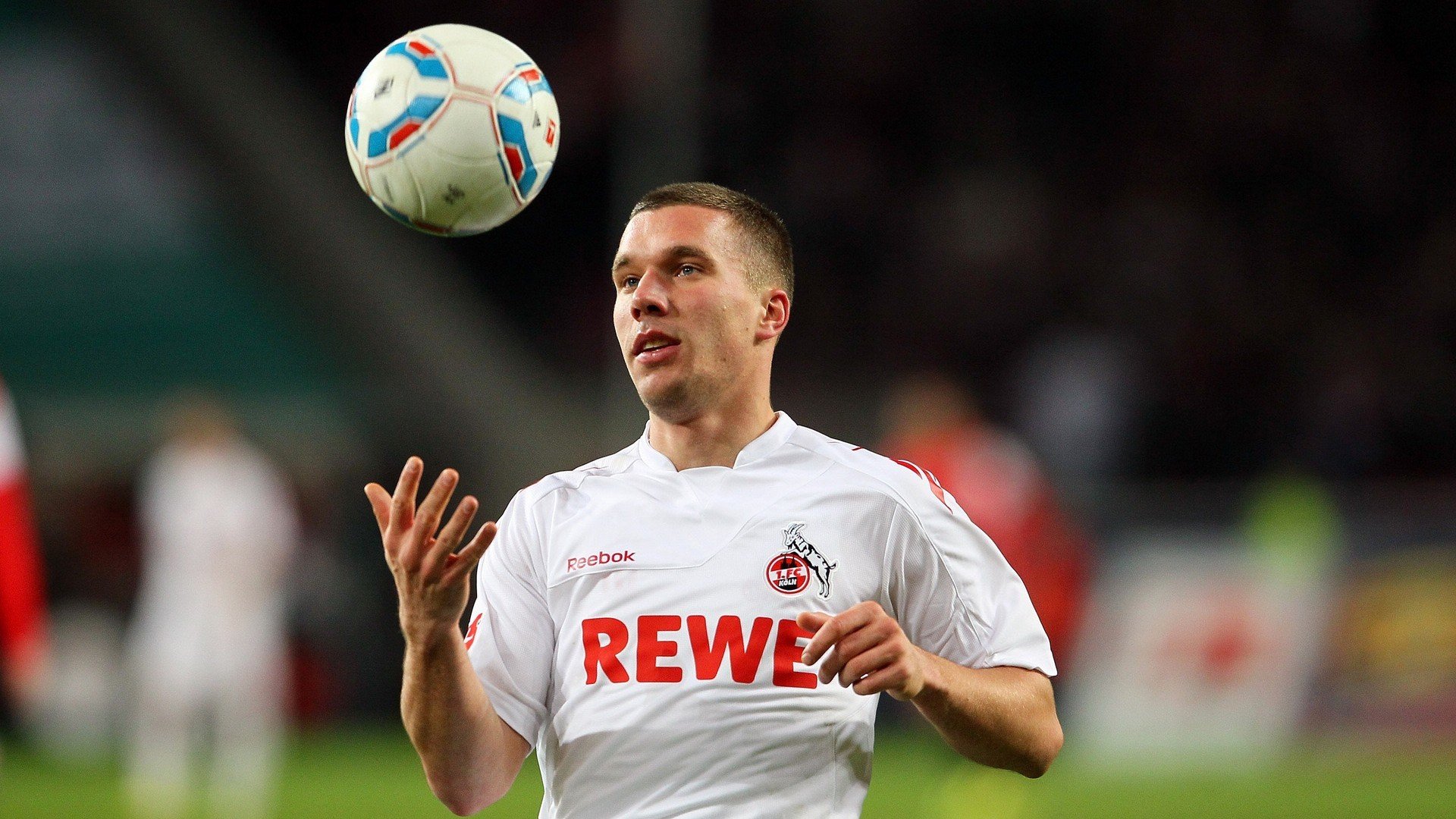 九游官网下载app下载-足球文创市集在球迷广场盛大开幕，足球文创产品